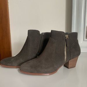 Violet and red dark grey/taupe bootie